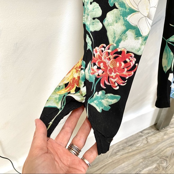 Sweet and super fun floral stunning Jumpsuit 🌺✨ - Picture 5 of 10